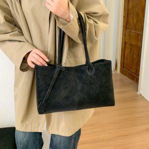 Stylish New Commuter Tote: the Perfect Underarm Bag for Your Daily Commute