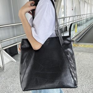 Stylish Large Tote Bag for Middle-aged Women with Ample Capacity