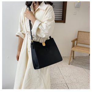 Large Tote Bag for Students: Spacious Big-bag Tote Design