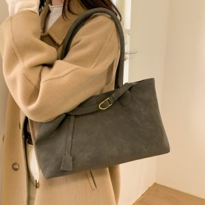 Stylish New Commuter Tote: the Perfect Underarm Bag for Your Daily Commute