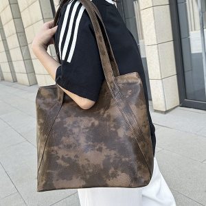 Stylish Large Tote Bag for Middle-aged Women with Ample Capacity