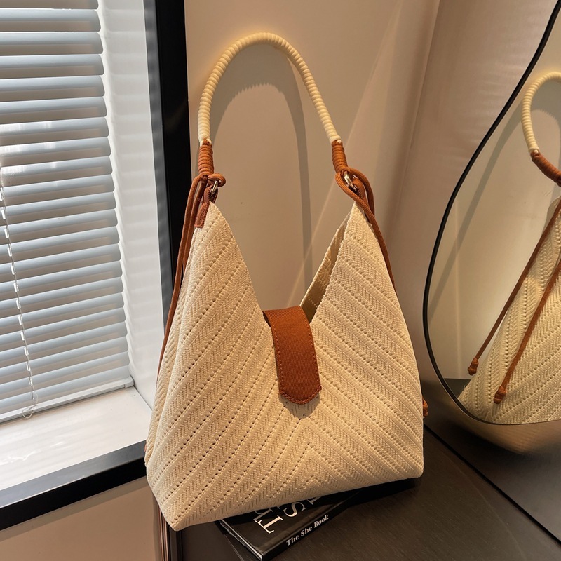 Spacious Large Tote Bag for Commuting and Everyday Use