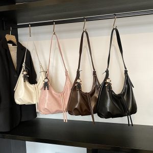 Trendy Korean-style Retro Shoulder Bag for Chic Commuters