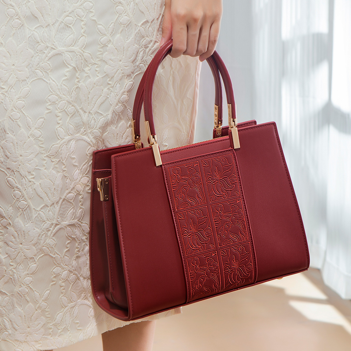 The Perfect Elegant Handbag: a High-end Red Choice for Sophisticated Women