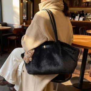 Versatile Simple Minimalist Shoulder Bag for Everyday Use