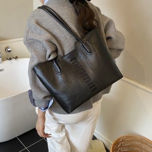 Stylish Large Tote Bag: Your Perfect Fashion Accessory with Ample Capacity