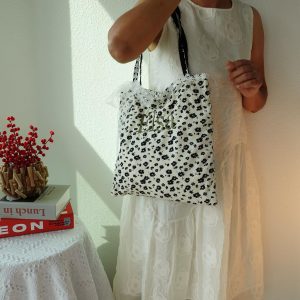 Cute Daisy Tote Bag with Lace Bow, Personalized Embroidered Name, Black White Bridesmaid Floral Canvas totoes, floral lace shoulder bag.