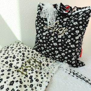 Cute Daisy Tote Bag with Lace Bow, Personalized Embroidered Name, Black White Bridesmaid Floral Canvas totoes, floral lace shoulder bag.