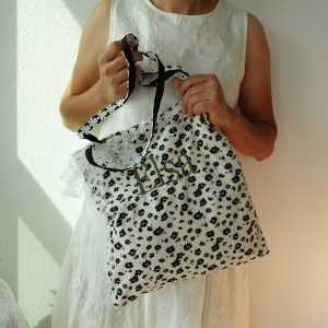 Cute Daisy Tote Bag with Lace Bow, Personalized Embroidered Name, Black White Bridesmaid Floral Canvas totoes, floral lace shoulder bag.