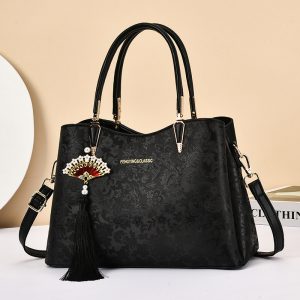 The Perfect Commuter Tote: a Large-capacity Gift for Moms on the Go