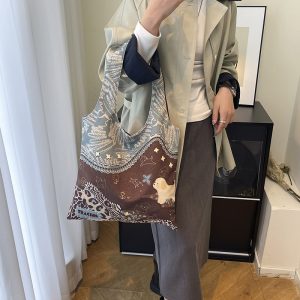 Sleek Leopard Print Commuter Tote: Perfect for Work or Everyday Use