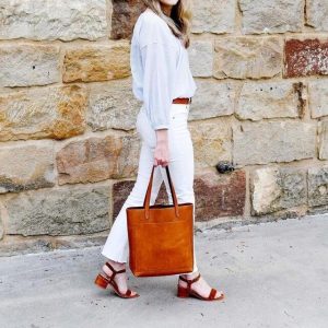 Stylish Medium Top Handle Bag: Elegant Leather Tote for Every Occasion