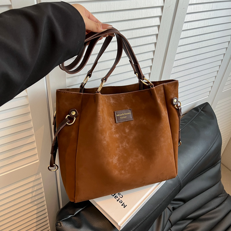 Stylish Roomy Shoulder Bag: the Perfect High-capacity Commuter Accessory